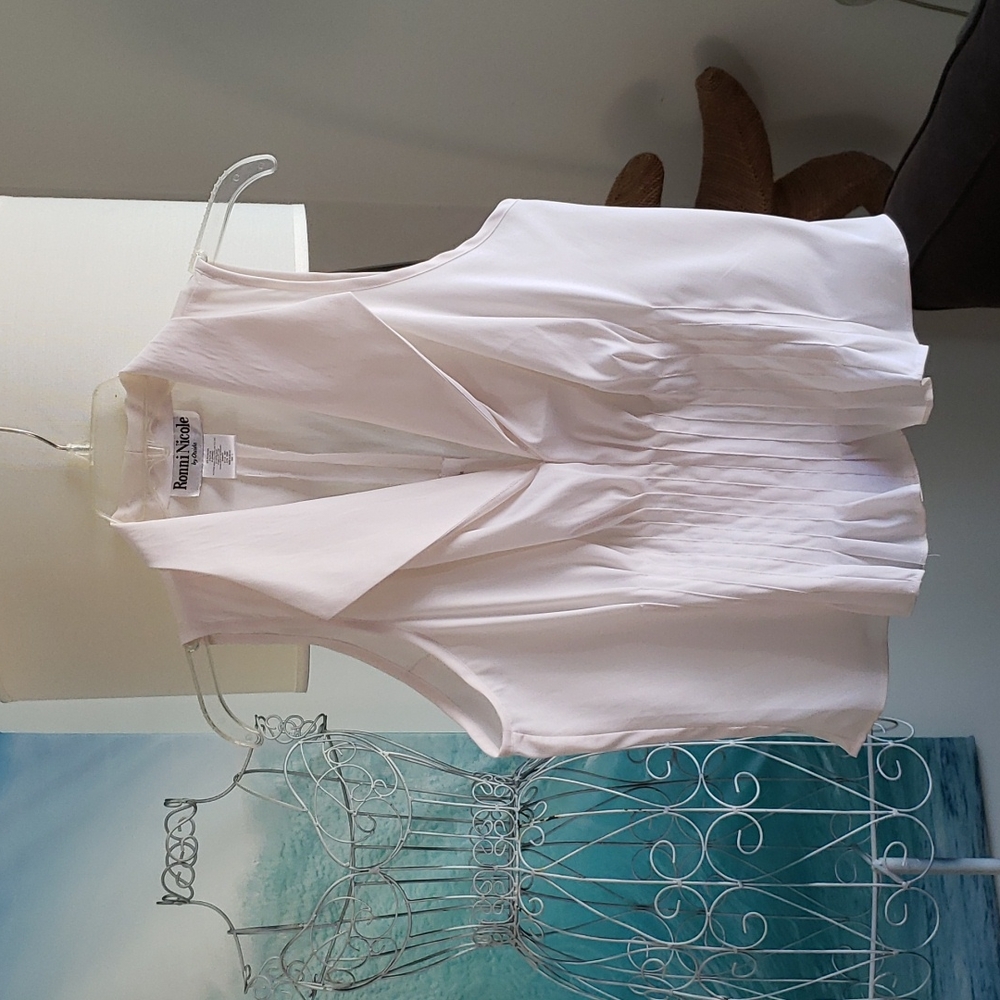 Ronni Nicole white sleeveless top Size L